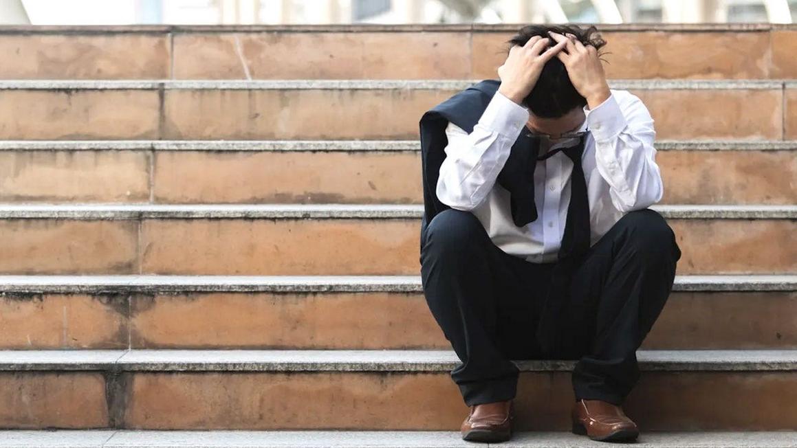 Sa thải do AI có thể gây ra làn sóng xã hội chủ nghĩa nếu Hoa Kỳ phớt lờ cảnh báo 1 man nervous breakdown istock2