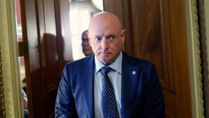 Thượng Nghị Sĩ Mark Kelly Bị Hỏi Về Việc Từ Chối Ra Lệnh Nếu Còn Tại Ngũ