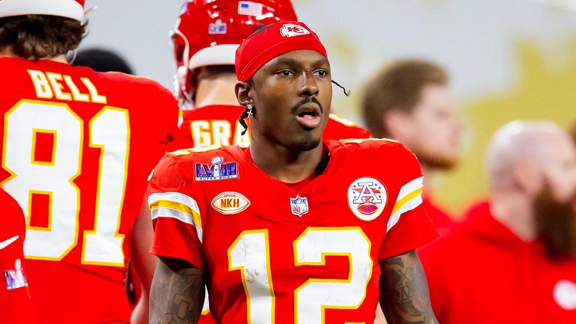 Bills ký hợp đồng với Mecole Hardman, người hùng Super Bowl, sau trận thua đậm trước Dolphins 1 mecole hardman looks on chiefs sb