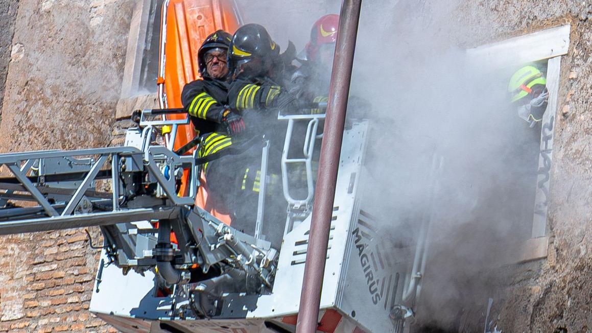 Tháp cổ sụp đổ tại Rome khiến một công nhân tử vong sau 11 giờ cứu hộ đầy bi kịch