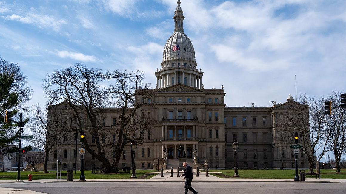 Quan chức giáo dục Michigan gây tranh cãi khi né tránh câu hỏi về số giới tính 1 michigan state capitol