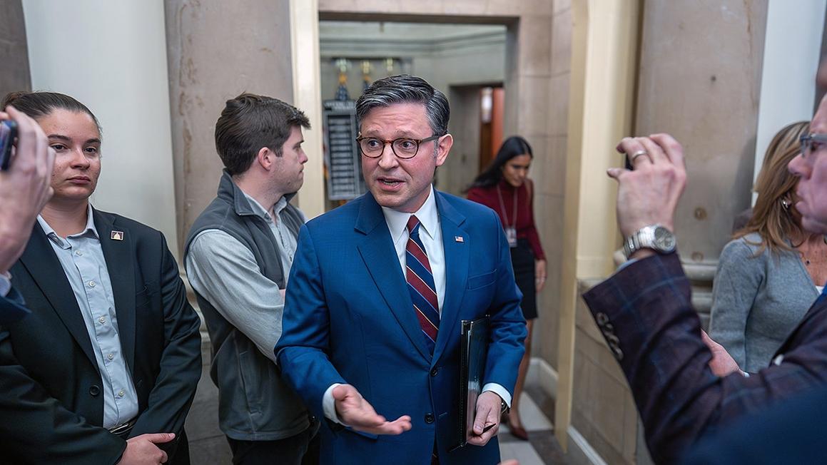 Dự luật chấm dứt đóng cửa chính phủ vượt qua vòng xem xét quan trọng trước khi bỏ phiếu toàn diện tại Hạ viện 1 mike johnson dismisses trump third term