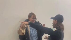 Sinh viên tấn công người lớn tuổi sau khi TPUSA được duyệt 21 Sinh viên tấn công người lớn tuổi sau khi TPUSA được duyệt