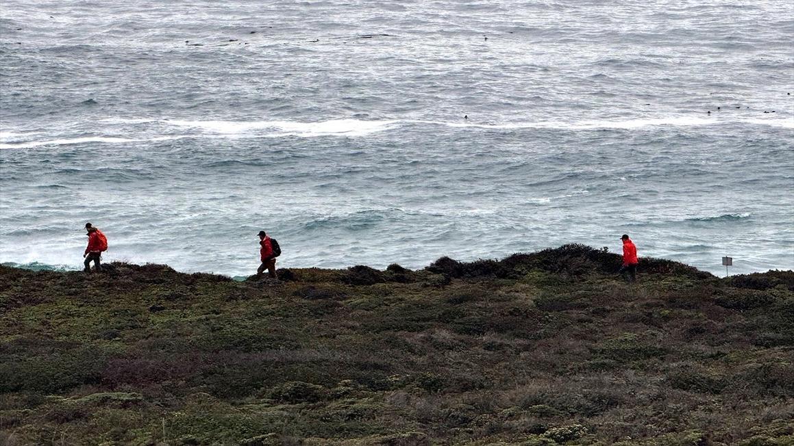 California: Cha chết đuối khi cứu con gái 7 tuổi khỏi sóng lớn 1 monterey county sheriff rescuers walking shoreline