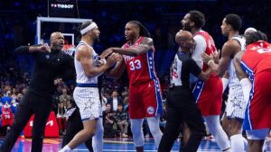 Cầu Thủ Magic và 76ers xô xát trong trận đấu NBA Cup 2 Cầu Thủ Magic và 76ers xô xát trong trận đấu NBA Cup