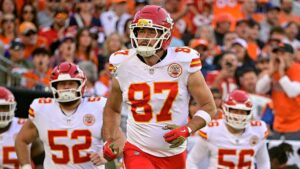 Travis Kelce của Chiefs lời qua tiếng lại với cầu thủ phòng ngự Broncos 26 Travis Kelce của Chiefs lời qua tiếng lại với cầu thủ phòng ngự Broncos