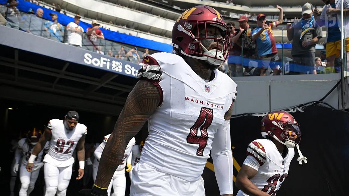 NFL Giảm án phạt Frankie Luvu từ đình chỉ xuống phạt tiền sau lần thứ ba phạm lỗi "hip-drop tackle" 1 nfl commanders frankie luvu 110425 1