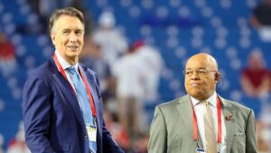 Cris Collinsworth chế nhạo vấn đề đóng cửa chính phủ trong lúc Seahawks thắng đậm Commanders 3 Cris Collinsworth chế nhạo vấn đề đóng cửa chính phủ trong lúc Seahawks thắng đậm Commanders