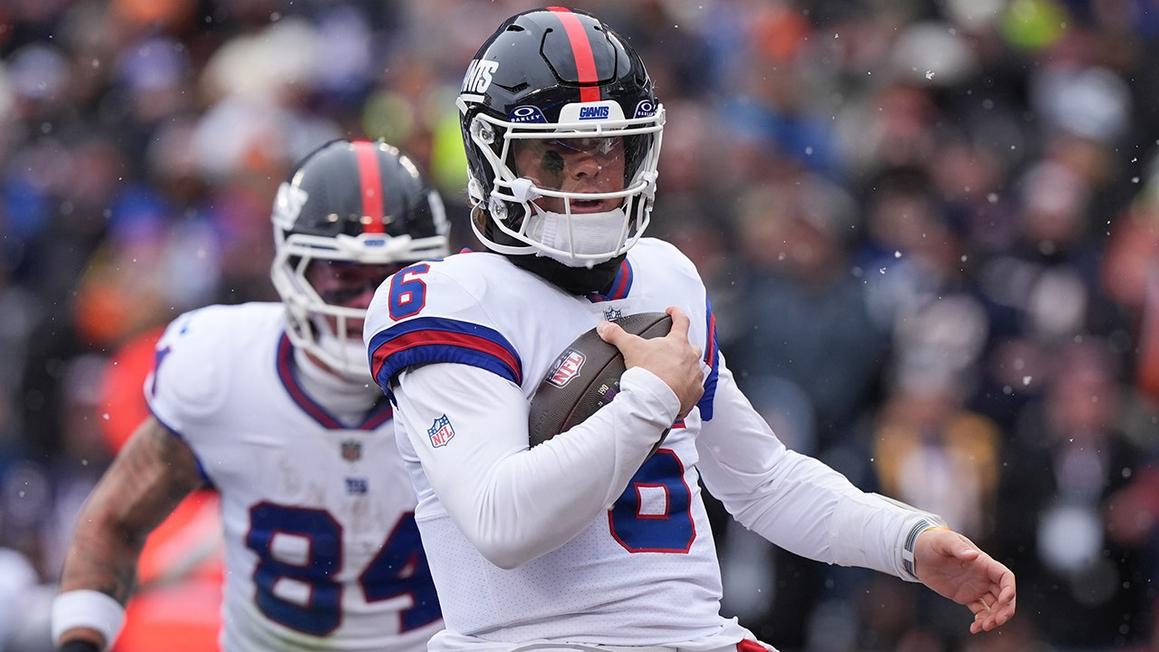 Cầu thủ tân binh của Giants lập kỷ lục NFL trước khi rời sân vì chấn động 1 nfl giants jaxson dart 111025 1