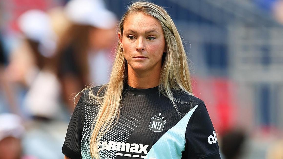 nfl kylie kelce 102825 1