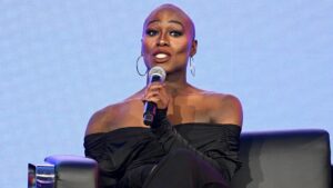 Cựu cổ động viên chuyển giới của NFL tố bị sa thải vì là trans 3 Cựu cổ động viên chuyển giới của NFL tố bị sa thải vì là trans