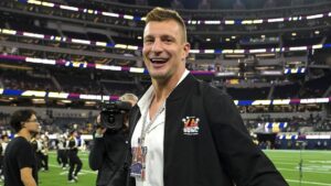 Rob Gronkowski Tái Nghệ Giải Nghệ NFL Với Hợp Đồng Một Ngày Cùng New England Patriots
