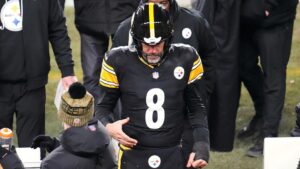 Aaron Rodgers của Steelers bị chảy máu sau cú va chạm mạnh từ cầu thủ Bills