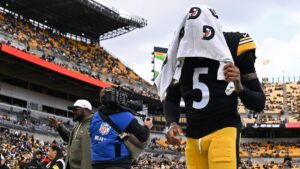 Sao Pittsburgh Steelers Bị Đuổi Khỏi Sân Vì Đấm 9 Sao Pittsburgh Steelers Bị Đuổi Khỏi Sân Vì Đấm