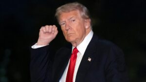 Tổng Thống Donald Trump dự khán trận đấu NFL 'Chào mừng Cựu chiến binh' 3 Tổng Thống Donald Trump dự khán trận đấu NFL ‘Chào mừng Cựu chiến binh’