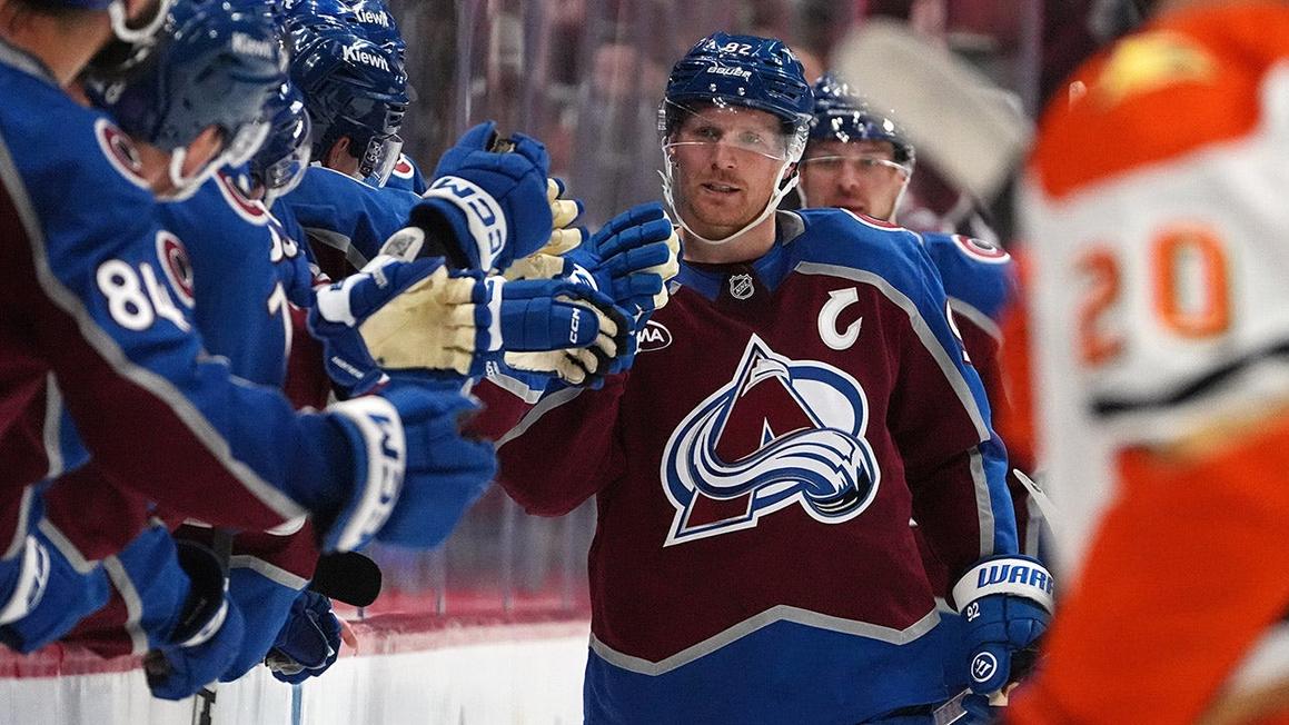 Fan NHL uống cạn bia sau khi bắt bóng đi lạc 1 nhl avalanche gabriel landeskog 111225 1