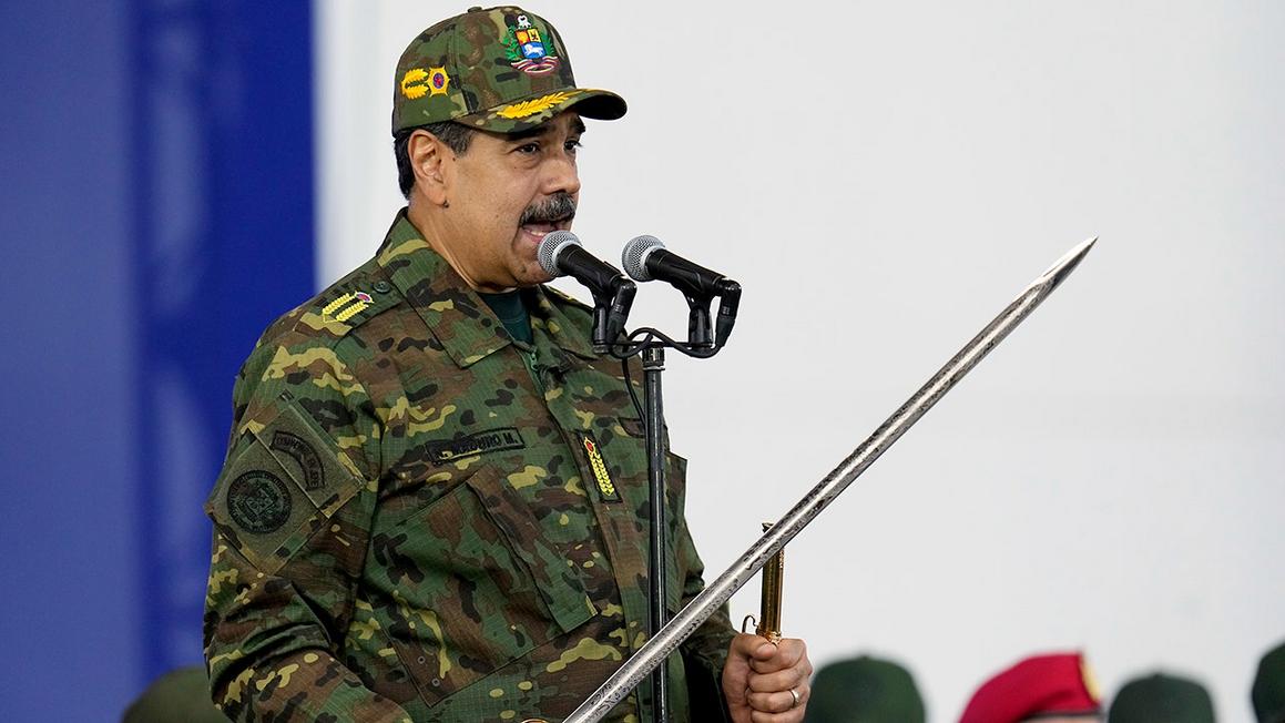 Tổng Thống Trump cảnh báo về việc ngăn chặn tội phạm ma túy Venezuela 1 nicolas maduro sword 1