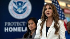 Trung tâm giam giữ di dân lớn nhất California đối mặt cáo buộc điều kiện tồi tệ trong vụ kiện liên bang 13 Trung tâm giam giữ di dân lớn nhất California đối mặt cáo buộc điều kiện tồi tệ trong vụ kiện liên bang