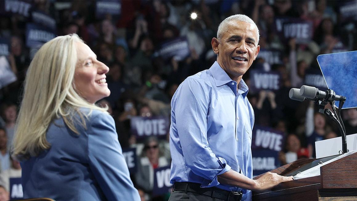 Ông Obama từng kêu gọi đàn ông da đen ủng hộ bà Harris, giờ đây ông và Đảng Dân chủ đảo ngược di sản hùng biện về chủng tộc trong cuộc bầu cử 2025 1 obama spanberger campaign