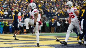 Ohio State đòi lại món nợ từ Michigan với chiến thắng áp đảo tại Big House 3 Ohio State đòi lại món nợ từ Michigan với chiến thắng áp đảo tại Big House