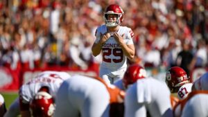 Bình luận viên ESPN 'cà khịa' cầu thủ Oklahoma vì mặc quần đùi ngắn 5 Bình luận viên ESPN ‘cà khịa’ cầu thủ Oklahoma vì mặc quần đùi ngắn