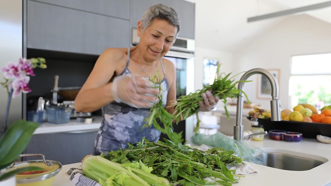 older woman cancer patient nutrition