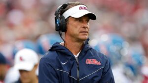 Pat McAfee kêu gọi Lane Kiffin, ứng cử viên huấn luyện hàng đầu, ở lại Ole Miss