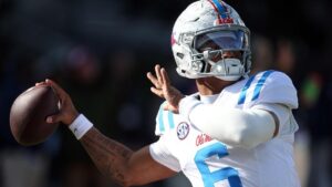 Huấn luyện viên Ole Miss Lane Kiffin cho biết các fan Mississippi State đã đánh cắp áo của ngôi sao Ole Miss trước trận đấu lịch sử 11 Huấn luyện viên Ole Miss Lane Kiffin cho biết các fan Mississippi State đã đánh cắp áo của ngôi sao Ole Miss trước trận đấu lịch sử