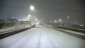 Hơn 1.400 chuyến bay bị hủy trên toàn quốc do thời tiết tuyết rơi ở Vùng Trung Tây Hoa Kỳ 5 Hơn 1.400 chuyến bay bị hủy trên toàn quốc do thời tiết tuyết rơi ở Vùng Trung Tây Hoa Kỳ