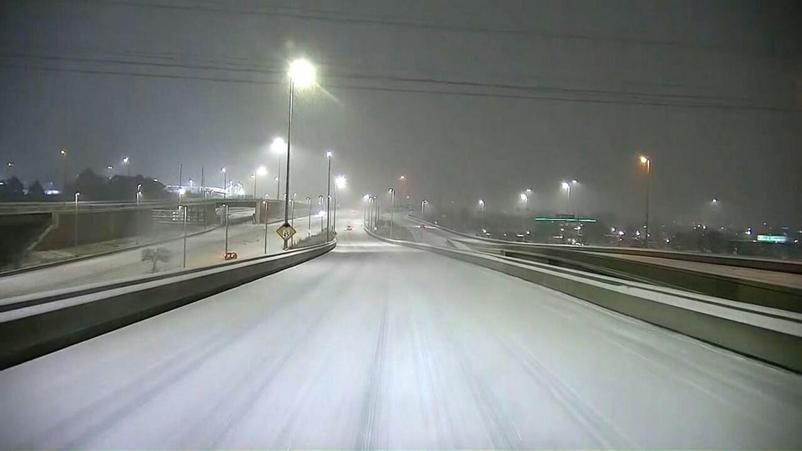 Hơn 1.400 chuyến bay bị hủy trên toàn quốc do thời tiết tuyết rơi ở Vùng Trung Tây Hoa Kỳ 1 omaha snow ht jt