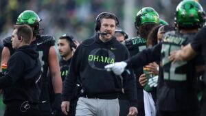 Oregon Ducks tăng cơ hội vào vòng loại College Football sau chiến thắng trước USC