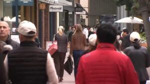 Người mua sắm Black Friday đổ về các cửa hàng ở Palo Alto 11 Người mua sắm Black Friday đổ về các cửa hàng ở Palo Alto