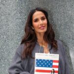 Đầu bếp Padma Lakshmi ra mắt sách dạy nấu ăn như một lời phản bác chính sách nhập cư của chính quyền Trump 27 Đầu bếp Padma Lakshmi ra mắt sách dạy nấu ăn như một lời phản bác chính sách nhập cư của chính quyền Trump