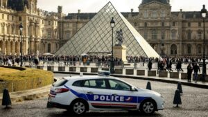 Lộ diện chi tiết mới về vụ cướp Louvre; giới chức công bố biện pháp an ninh nghiêm ngặt hơn 5 Lộ diện chi tiết mới về vụ cướp Louvre; giới chức công bố biện pháp an ninh nghiêm ngặt hơn
