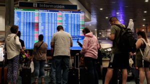 Bế tắc chính phủ tiếp diễn, hàng ngàn chuyến bay bị hủy