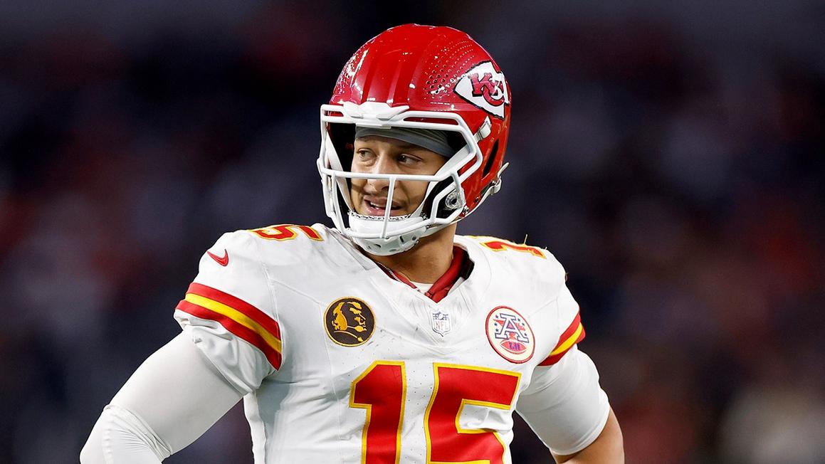 patrick mahomes looks over chiefs cowboys