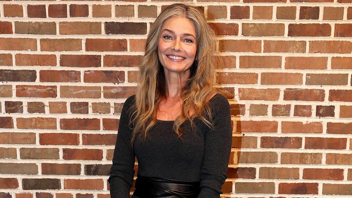 Siêu mẫu Paulina Porizkova, 60 tuổi, khoe dáng với đồ lót để chứng minh 'khuyết điểm khiến ta trở nên hoàn hảo' 1 paulina porizkova grey dress beaming
