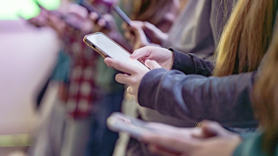 OpenAI cáo buộc NY Times muốn xâm phạm quyền riêng tư người dùng ChatGPT 1 people holding cellphones