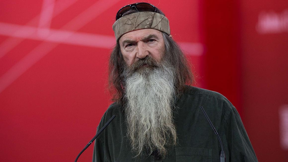 Nhà Robertson Cấm Nhạc Đồng Quê 1 phil robertson red background