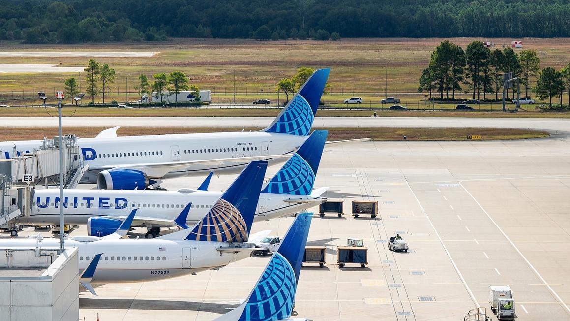 Hành khách nên chuẩn bị gì khi FAA cắt giảm 10% chuyến bay toàn quốc 1 plane tarmac gty jef