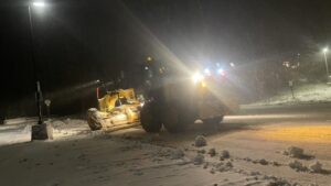 Đèo Snoqualmie đón tuyết dày, gây khó khăn cho du khách Lễ Tạ Ơn