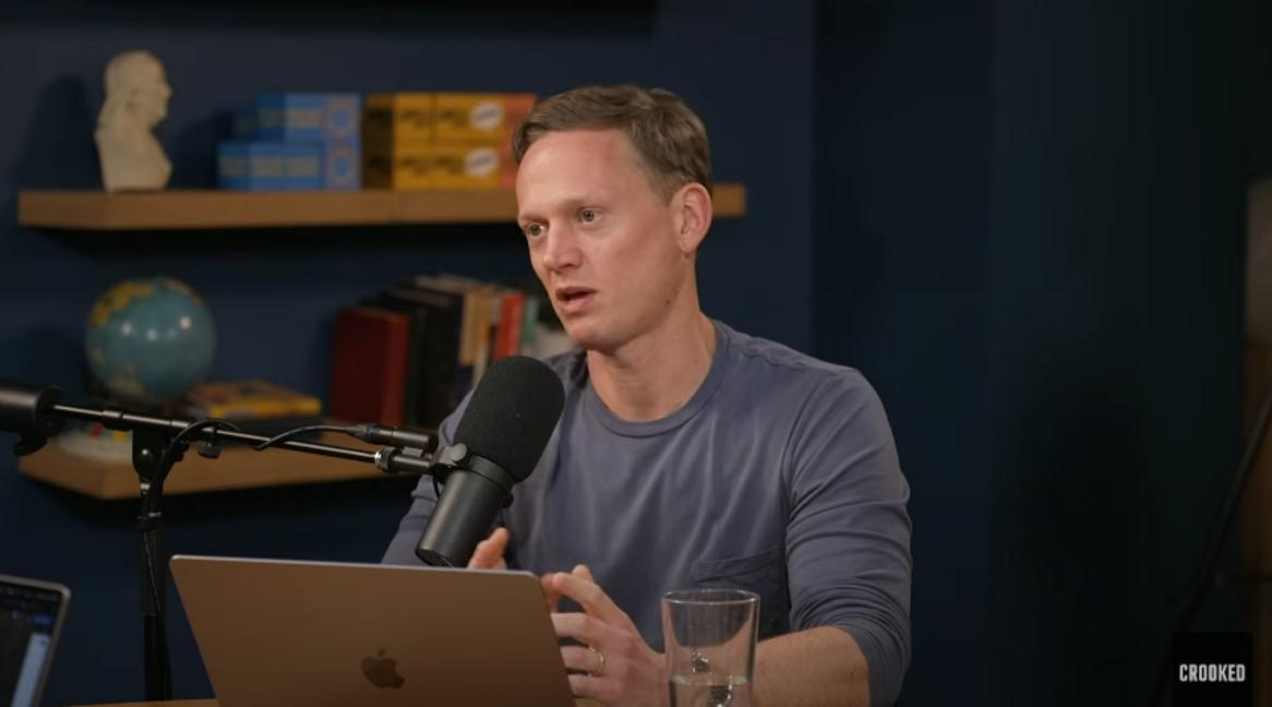 Chuyên gia 'Obama Bro' chỉ trích Thượng nghị sĩ J.D. Vance 1 pod save america podcast host tommy vietor