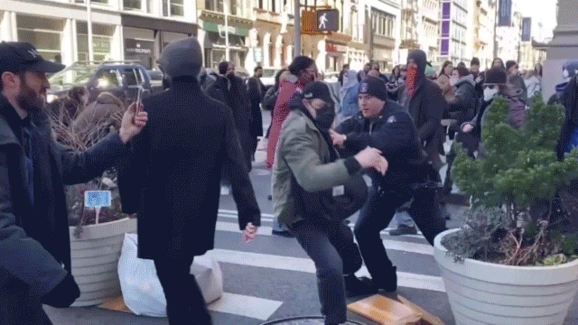 Cảnh Sát New York Bắt Giữ Nhiều Người Trong Vụ Biểu Tình Phản Đối ICE 1 police and protesters clash in new york
