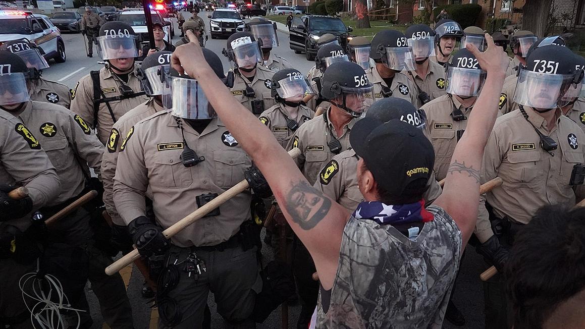 Dự luật GOP sẽ phạt những kẻ đe dọa viên chức nhập cư 1 police clash protests ice chicago