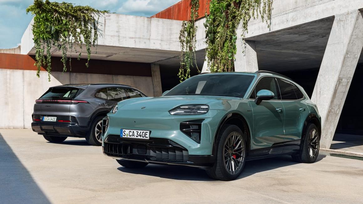 Porsche Cayenne hoàn toàn chạy điện, trở thành mẫu xe mạnh nhất từ trước đến nay 1 porsche electric cayenne and turbo electric cayene sat on a driveway