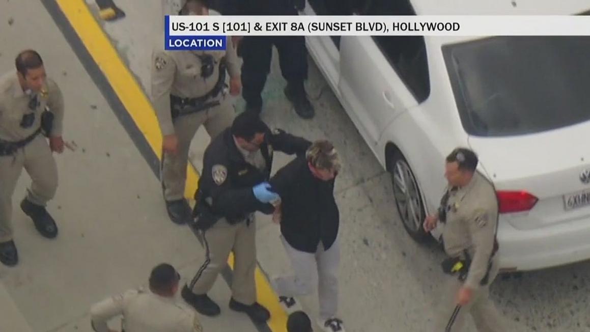Nghi phạm bị bắt sau vụ truy đuổi và đối đầu trên xa lộ 101 ở Hollywood 1 pursuit suspect