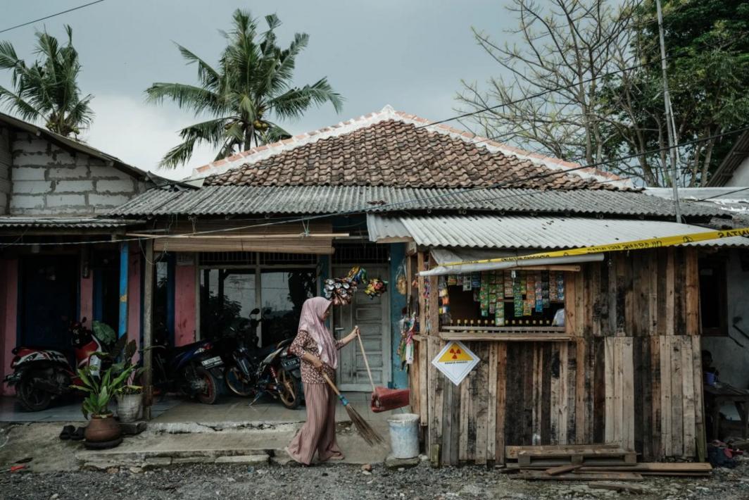 Tôm và giày nhiễm xạ từ Indonesia đến Mỹ ra sao? 1 radioactive