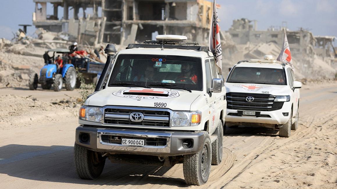 Quan chức Trung Đông hướng tới giai đoạn hai ngừng bắn Israel-Hamas, còn hai con tin ở Gaza 1 red cross vehicles gaza israel hamas ceasefire deal