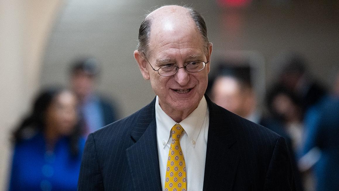 Nghị sĩ Dân chủ Brad Sherman phủ nhận xem phim khiêu dâm trên máy bay sau khi ảnh lan truyền 1 rep. brad sherman