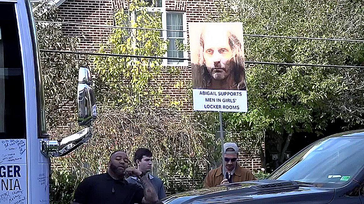 Người biểu tình dùng ảnh tội phạm tình dục 'cà khịa' ứng viên Abigail Spanberger 1 richard cox protester 200